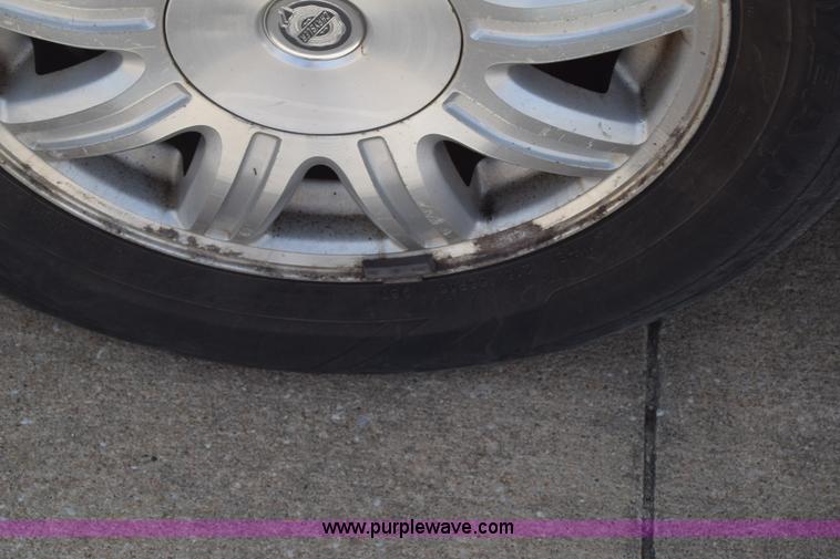 image for item K2825 2006 Chrysler Town & Country van