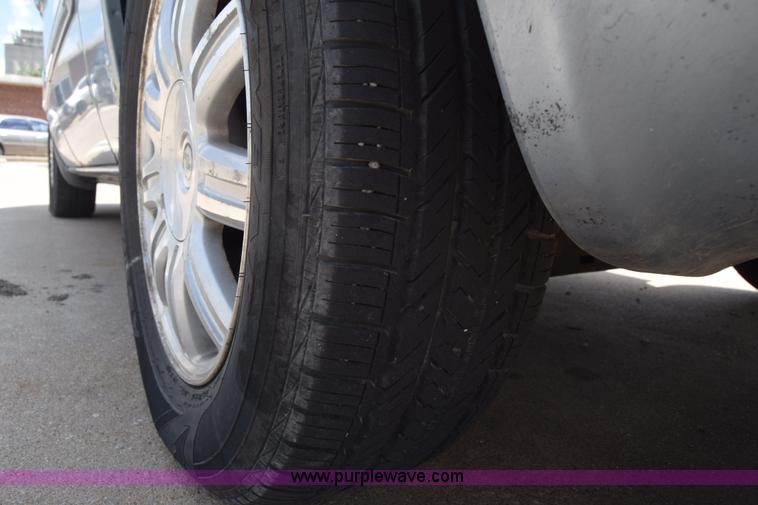 image for item K2825 2006 Chrysler Town & Country van