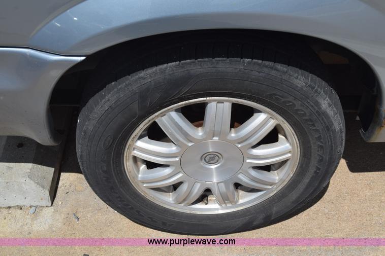 image for item K2825 2006 Chrysler Town & Country van