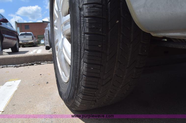 image for item K2825 2006 Chrysler Town & Country van