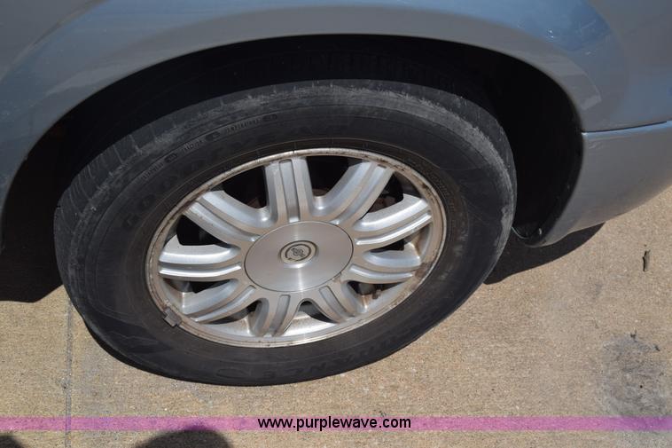 image for item K2825 2006 Chrysler Town & Country van