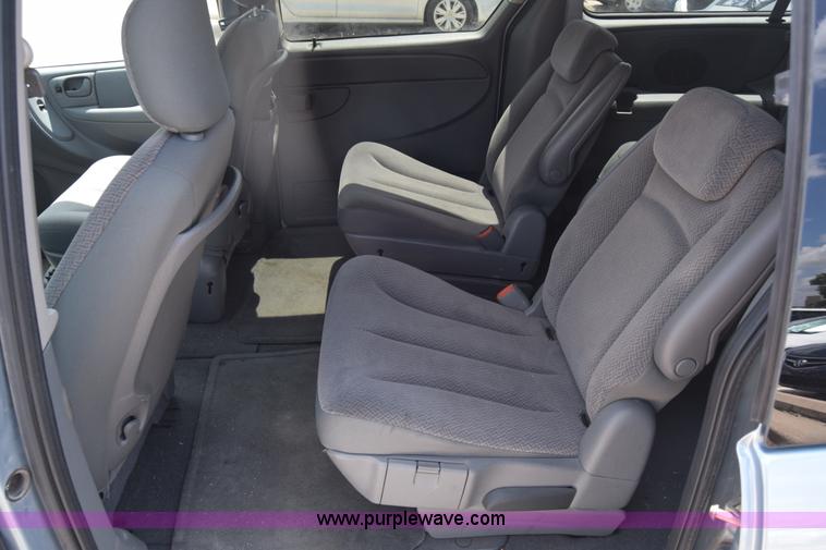 image for item K2825 2006 Chrysler Town & Country van