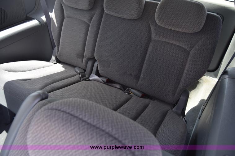 image for item K2825 2006 Chrysler Town & Country van