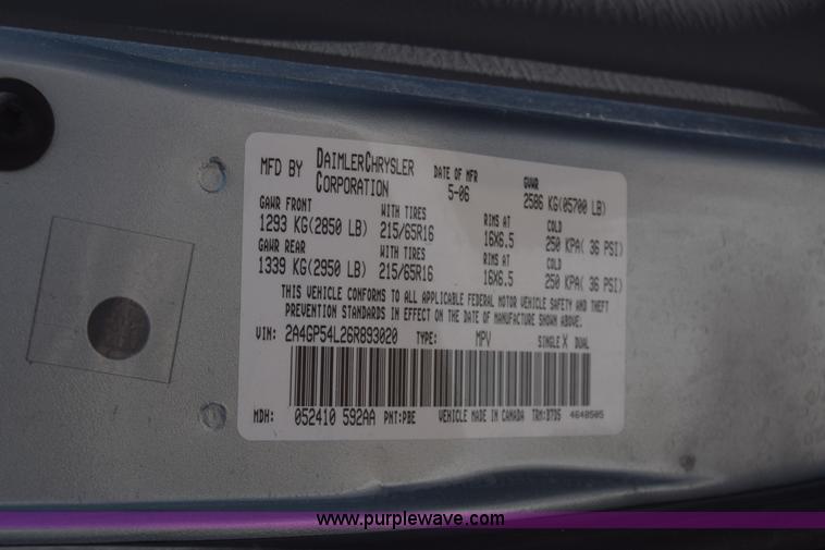 image for item K2825 2006 Chrysler Town & Country van