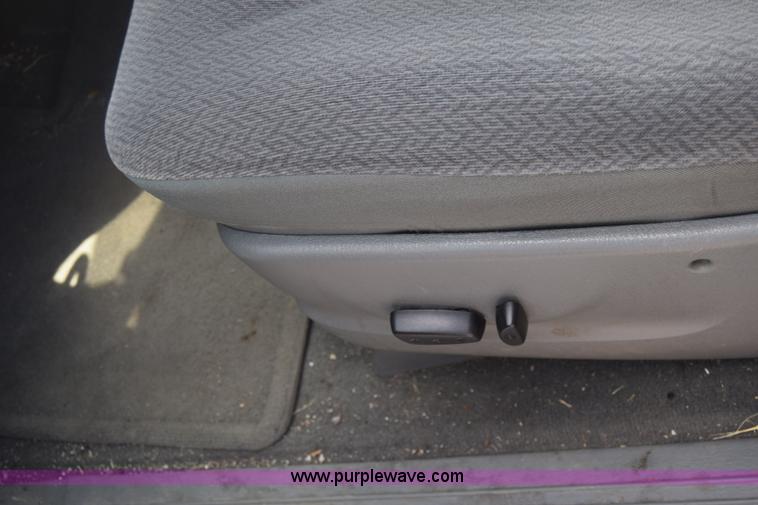 image for item K2825 2006 Chrysler Town & Country van