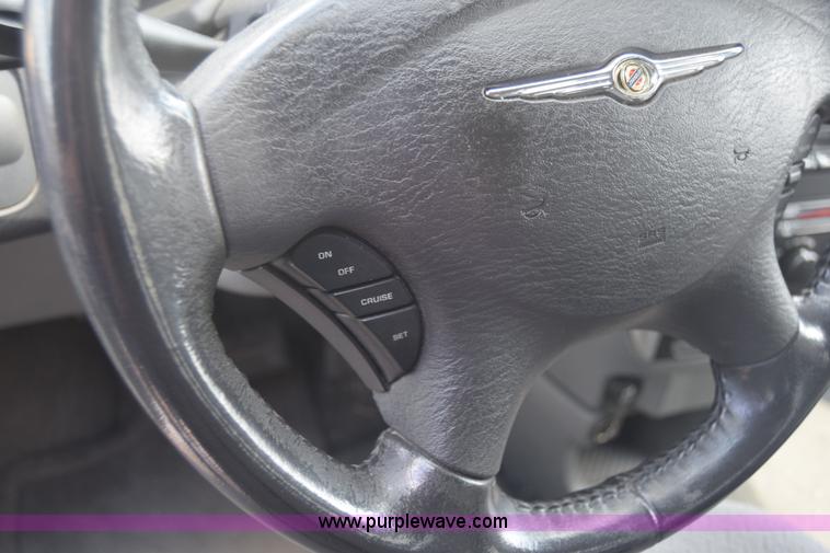 image for item K2825 2006 Chrysler Town & Country van