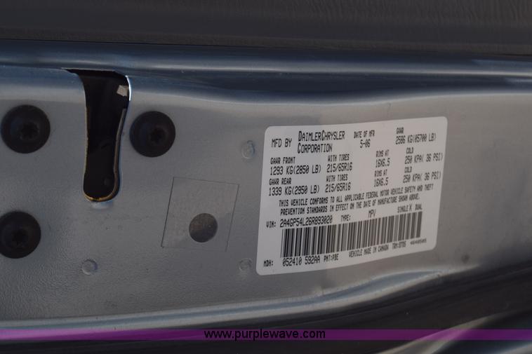 image for item K2825 2006 Chrysler Town & Country van