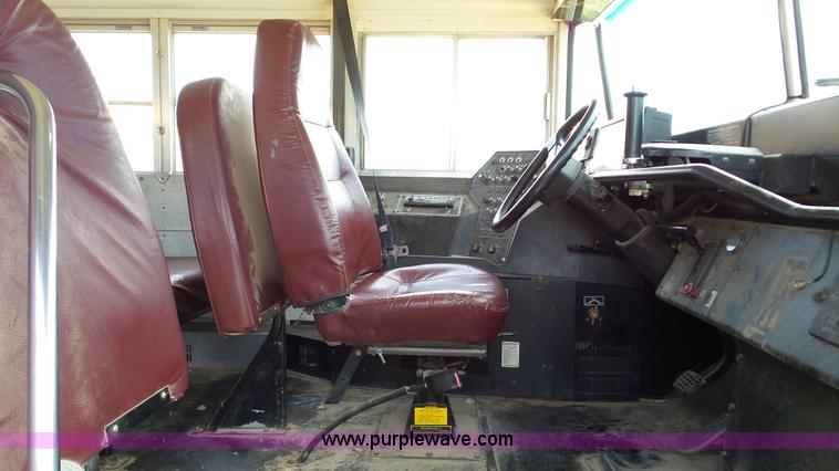 image for item K5258 2000 Chevrolet B7 school bus