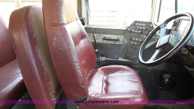 image for item K5258 2000 Chevrolet B7 school bus