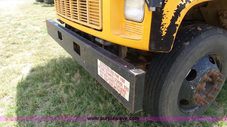 image for item K5258 2000 Chevrolet B7 school bus