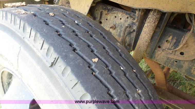 image for item K5258 2000 Chevrolet B7 school bus