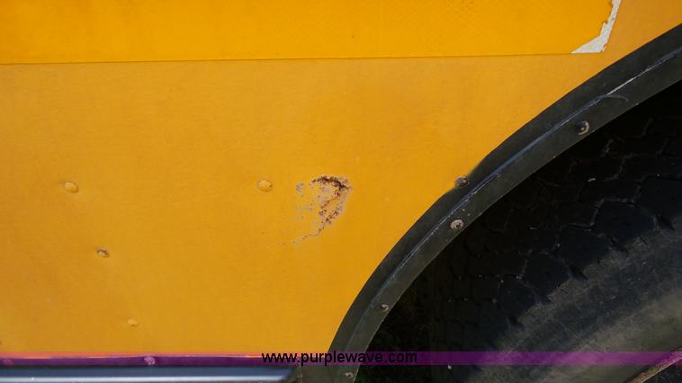 image for item K5258 2000 Chevrolet B7 school bus