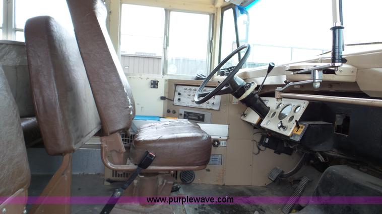 image for item K5261 1993 Ford B700 school bus