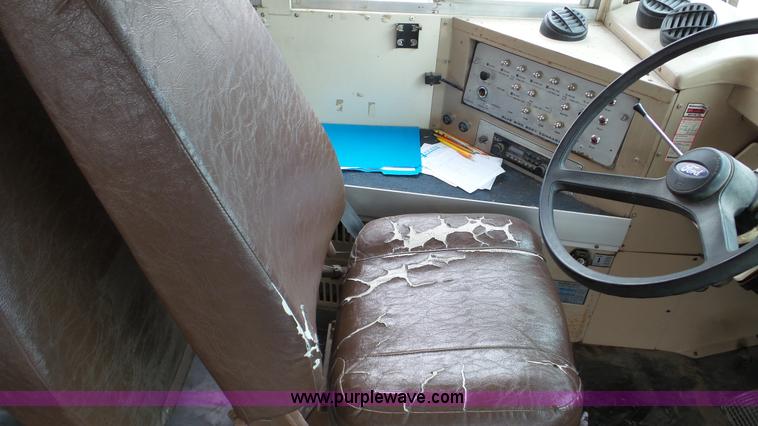 image for item K5261 1993 Ford B700 school bus