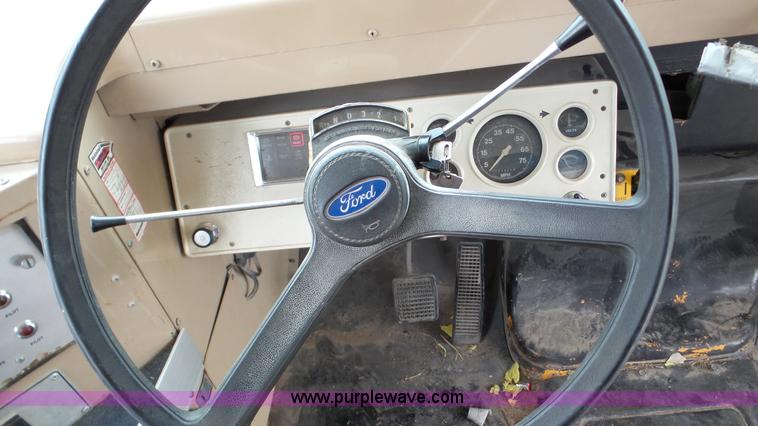 image for item K5261 1993 Ford B700 school bus