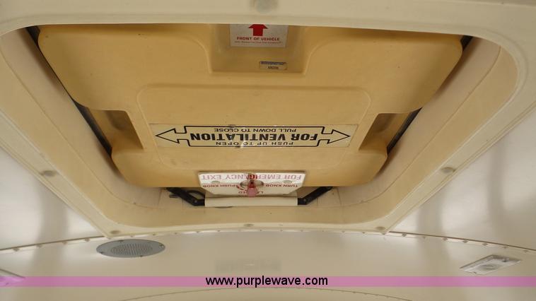 image for item K5261 1993 Ford B700 school bus