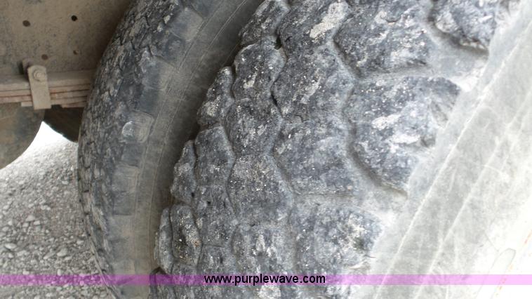 image for item K5261 1993 Ford B700 school bus