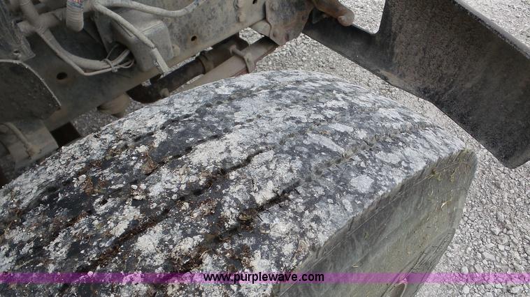 image for item K5261 1993 Ford B700 school bus