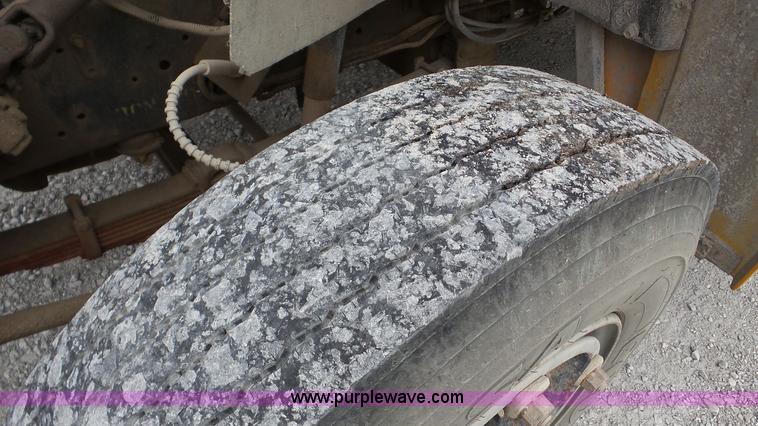 image for item K5261 1993 Ford B700 school bus