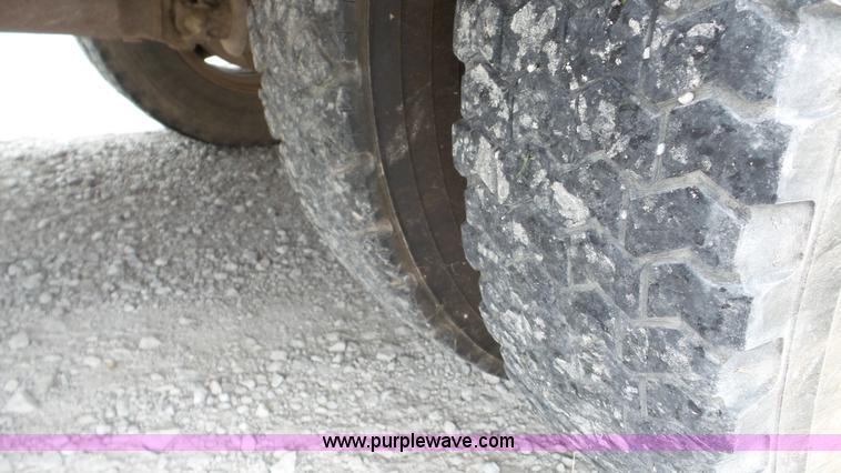 image for item K5261 1993 Ford B700 school bus