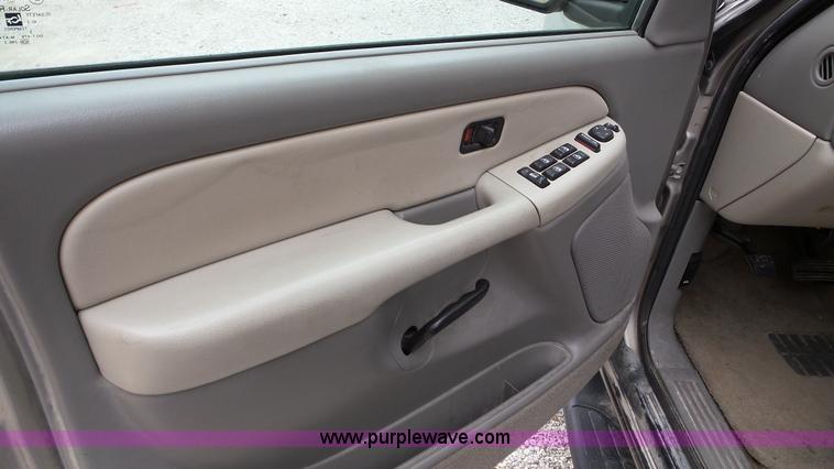 image for item K5263 2002 Chevrolet Suburban 1500 SUV