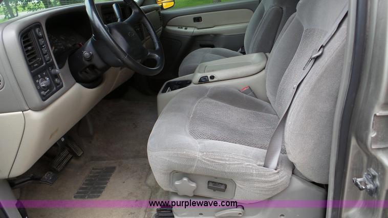 image for item K5263 2002 Chevrolet Suburban 1500 SUV