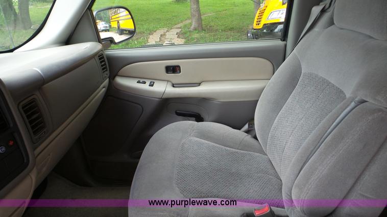 image for item K5263 2002 Chevrolet Suburban 1500 SUV