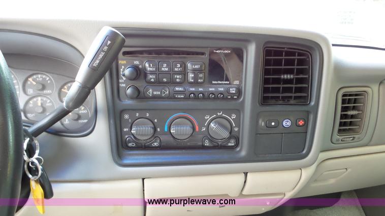 image for item K5263 2002 Chevrolet Suburban 1500 SUV