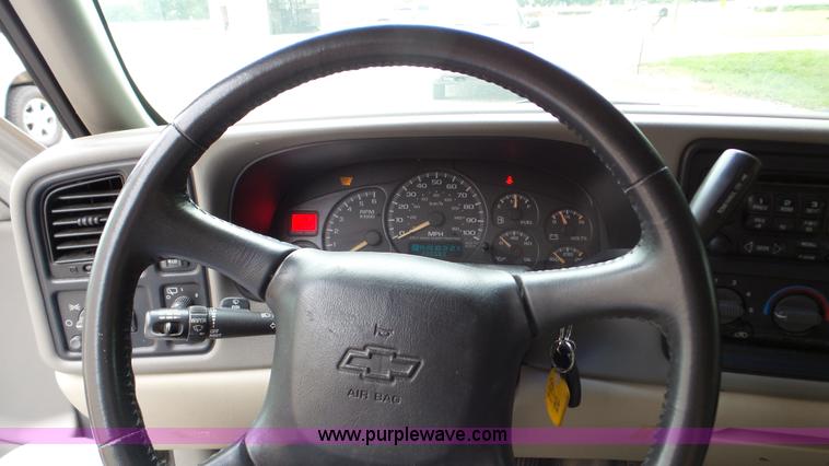 image for item K5263 2002 Chevrolet Suburban 1500 SUV