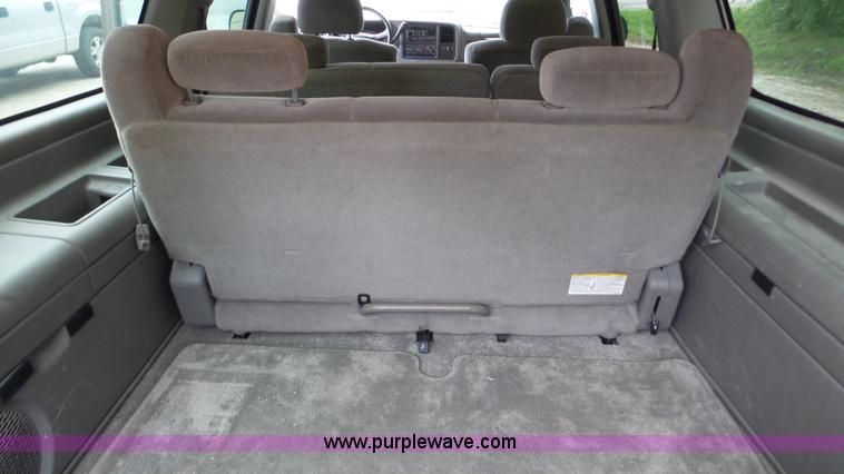 image for item K5263 2002 Chevrolet Suburban 1500 SUV