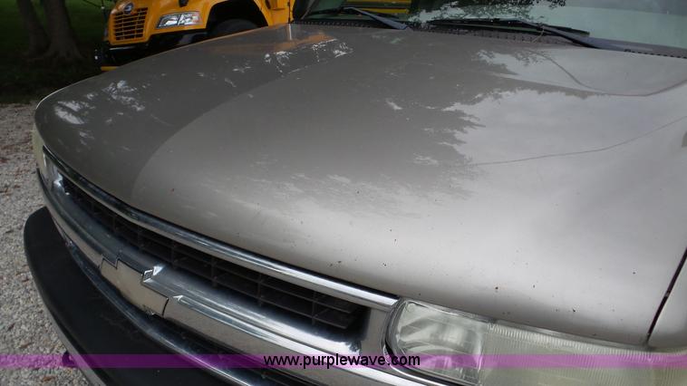 image for item K5263 2002 Chevrolet Suburban 1500 SUV