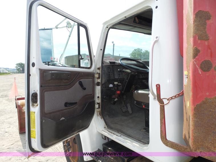 image for item K8438 2001 International 4700 dump truck