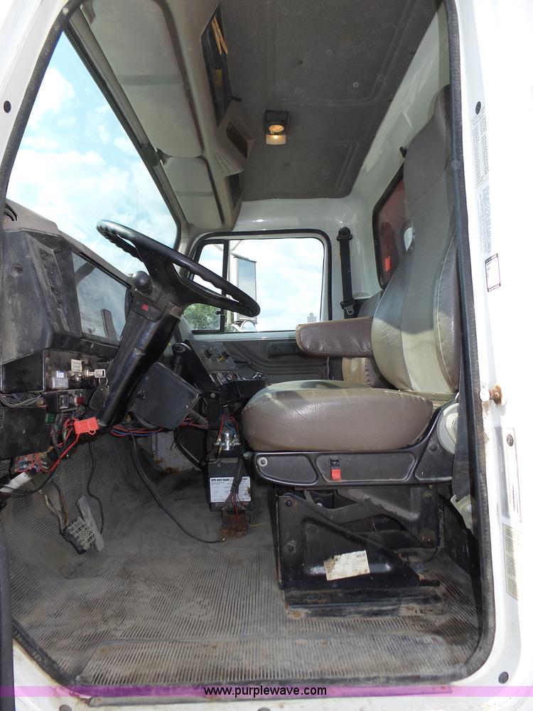 image for item K8438 2001 International 4700 dump truck