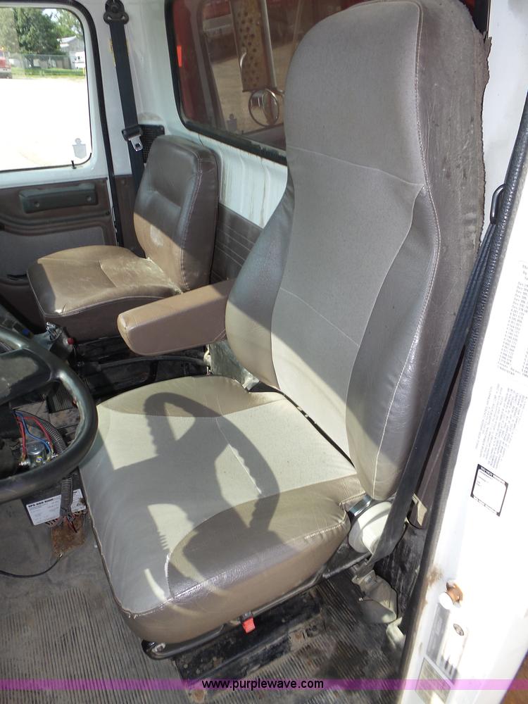 image for item K8438 2001 International 4700 dump truck