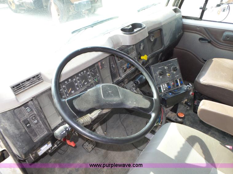 image for item K8438 2001 International 4700 dump truck