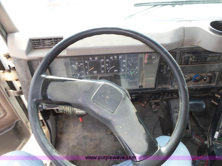 image for item K8438 2001 International 4700 dump truck