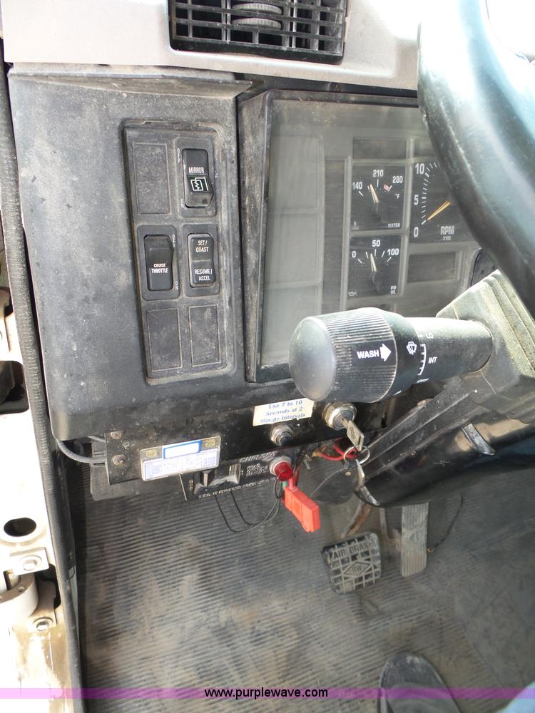 image for item K8438 2001 International 4700 dump truck