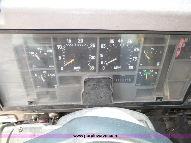 image for item K8438 2001 International 4700 dump truck