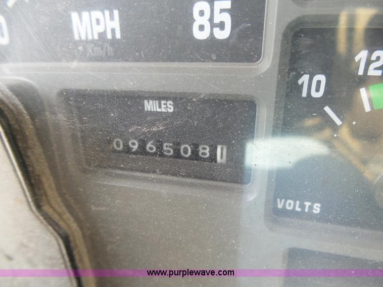 image for item K8438 2001 International 4700 dump truck