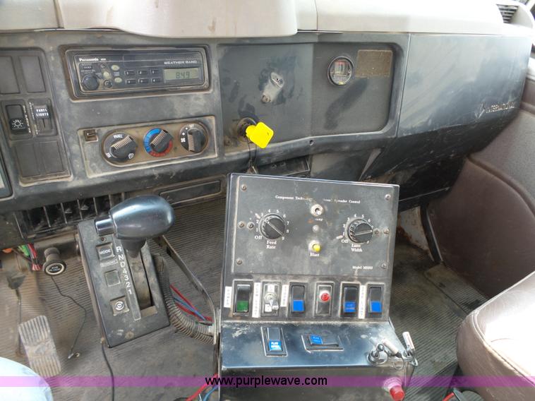 image for item K8438 2001 International 4700 dump truck