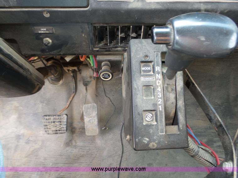 image for item K8438 2001 International 4700 dump truck