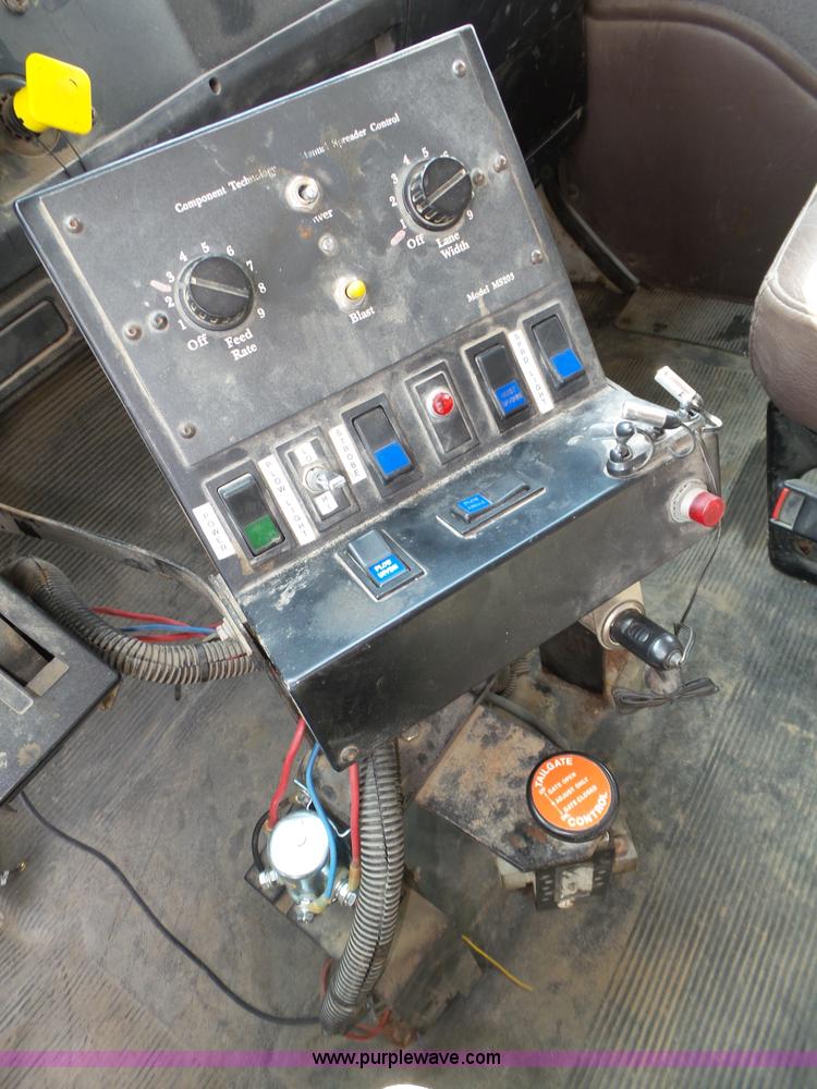 image for item K8438 2001 International 4700 dump truck