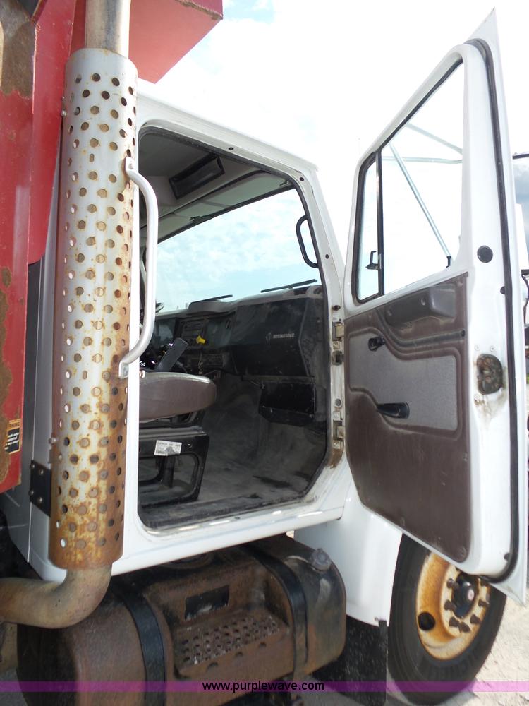 image for item K8438 2001 International 4700 dump truck