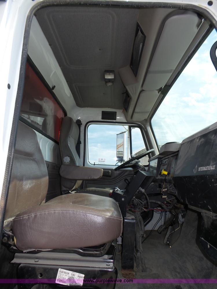 image for item K8438 2001 International 4700 dump truck