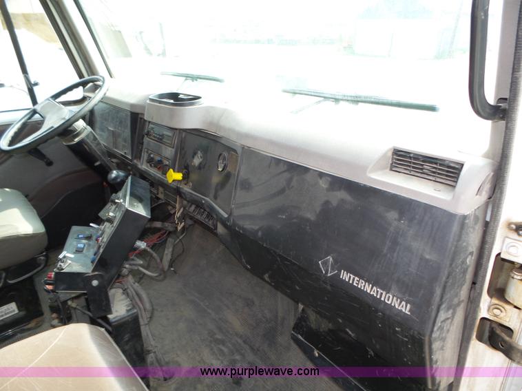 image for item K8438 2001 International 4700 dump truck