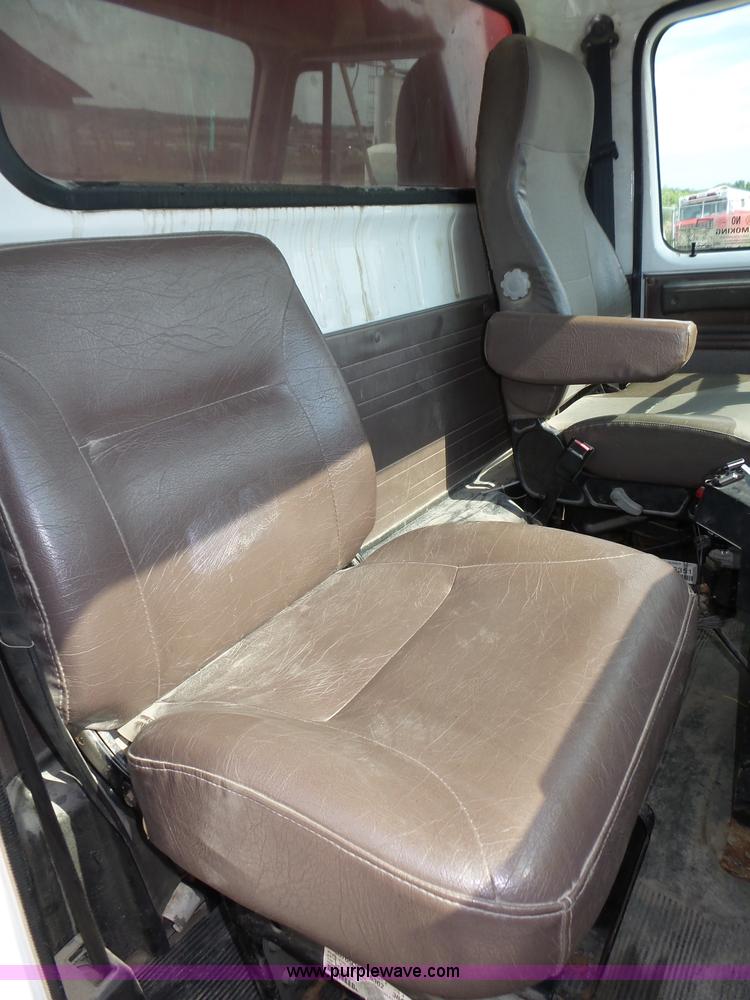 image for item K8438 2001 International 4700 dump truck