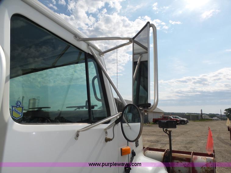 image for item K8438 2001 International 4700 dump truck