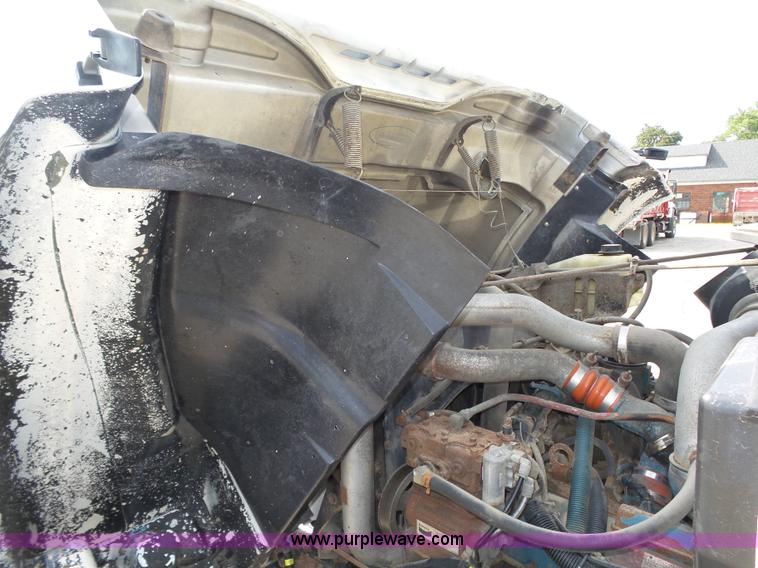 image for item K8438 2001 International 4700 dump truck