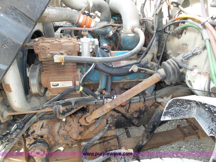 image for item K8438 2001 International 4700 dump truck