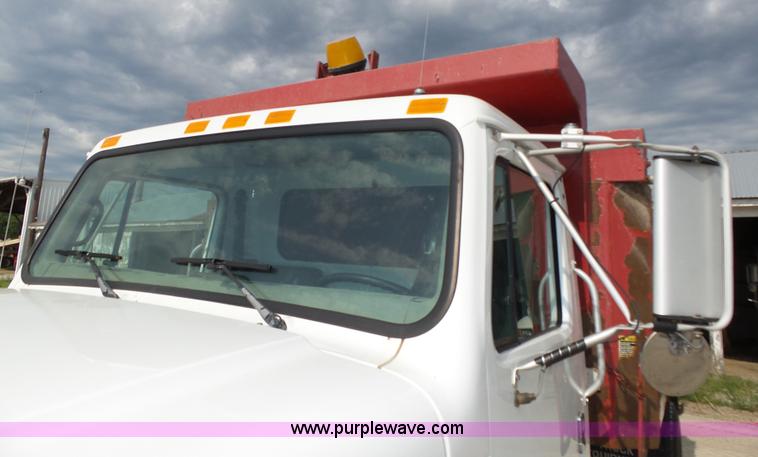 image for item K8438 2001 International 4700 dump truck